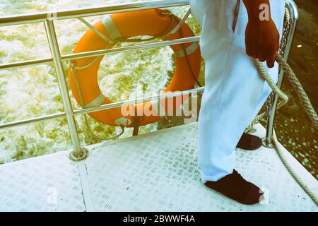 Sailor Holding corda in mano per il parcheggio barca. Foto Stock