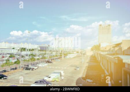 Parcheggio esterno offuscato con edificio in costruzione e perdite di luce. Foto Stock