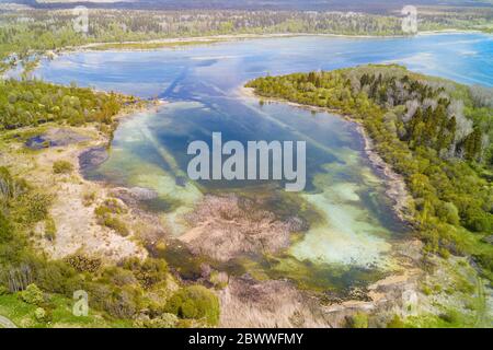 Lago con acqua fresca trasparente vista panoramica Foto Stock
