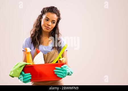 Ritratto di cameriera afroamericana stanca di pulire. Foto Stock