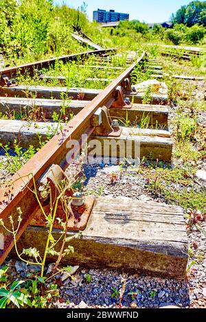 Old Railway Tracks che conduce ad un magazzino vittoriano disusato a Bristol, Inghilterra Regno Unito Foto Stock
