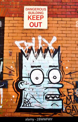 Keep out Sign on a Disused Red Brick Wall in Bristol, England UK Foto Stock