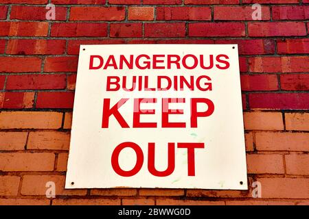 Keep out Sign on a Disused Red Brick Wall in Bristol, England UK Foto Stock