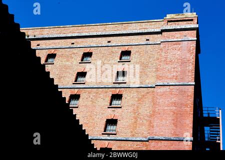 Old Victorian Dockside Warehouse a Bristol, Inghilterra Regno Unito Foto Stock