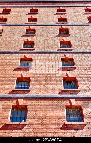 Old Victorian Dockside Warehouse a Bristol, Inghilterra Regno Unito Foto Stock