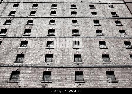 Old Victorian Dockside Warehouse a Bristol, Inghilterra Regno Unito Foto Stock