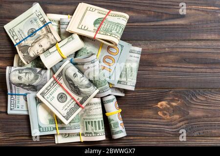 US Dollar Bills fasci stack. banconote da cento dollari con la pila di denaro nel mezzo. Vista superiore del concetto di business sullo sfondo con copia spazio. Foto Stock