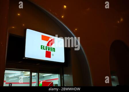 BANGKOK, THAILANDIA - 13 DICEMBRE 2018: Sette undici segno, è un famoso mini-market in Thailandia e ha aperto il suo primo 7-Eleven negozio nel 1989. Foto Stock