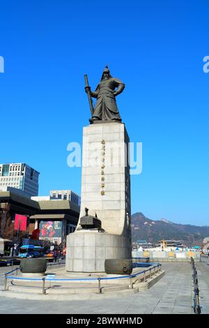 SEOUL, COREA DEL SUD - 26 DICEMBRE 2018: Yi Soon Shin monumento situato a Gwanghwamun Plaza che eretto il 27 aprile 1968. Foto Stock
