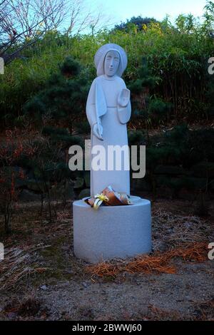 SEOUL, COREA DEL SUD - 29 DICEMBRE 2018: Statua di Gesù al Santuario dei Martiri di Jeoldusan in inverno, dove è un famoso punto di riferimento di Seoul, Corea del Sud. Foto Stock