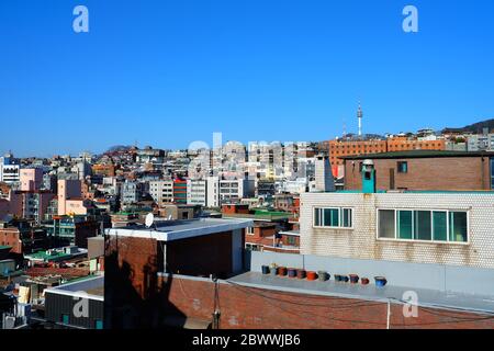 SEOUL, COREA DEL SUD - 29 DICEMBRE 2018: Scenario della N Seoul Tower dall'area di Itaewon-dong, un famoso punto di riferimento di Seoul, Corea del Sud. Foto Stock