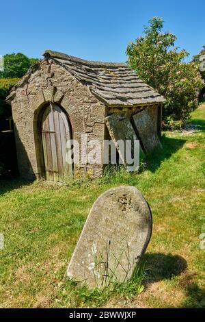 Costruzione in pietra nel churchard della chiesa di San Michele, Sibdon Carwood, vicino a Craven Arms, Shropshire Foto Stock