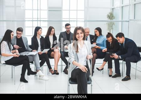 donna d'affari di successo e un gruppo di esperti leader nella sala conferenze Foto Stock