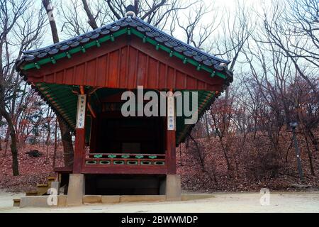 SEOUL, COREA DEL SUD - 25 DICEMBRE 2018: Antico padiglione al Giardino Segreto all'interno del Palazzo Antico Changdeokgung Seoul, Corea del Sud in inverno. Foto Stock