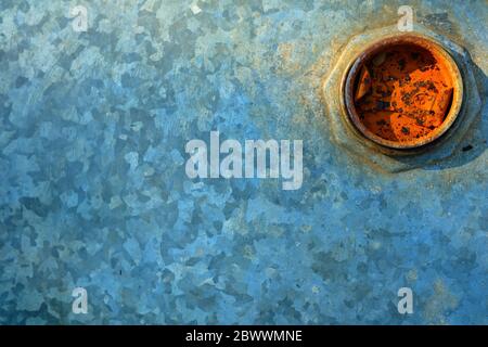 Vista dall'alto dello sfondo del vecchio serbatoio dell'olio in alluminio. Foto Stock