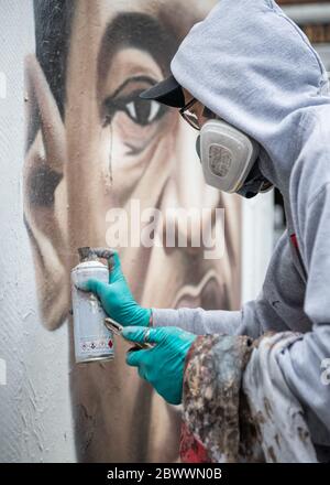 Manchester, Regno Unito. 03 giugno 2020. L'artista di strada Akse P19, mette i tocchi finali al suo murale di George Floyd. Credit: SOPA Images Limited/Alamy Live News Foto Stock