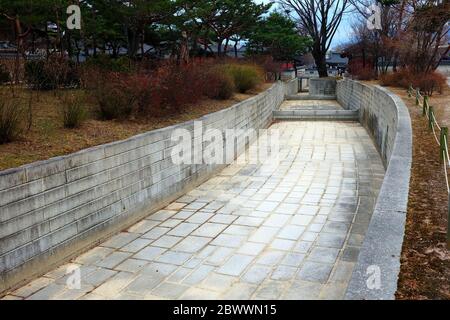 Canale di drenaggio vuoto nel Giardino Segreto all'interno del Palazzo antico di Changdeokgung Seoul, Corea del Sud in inverno. Foto Stock