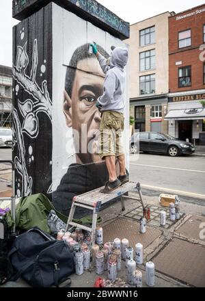 Manchester, Regno Unito. 03 giugno 2020. L'artista di strada Akse P19, mette i tocchi finali al suo murale di George Floyd. Credit: SOPA Images Limited/Alamy Live News Foto Stock