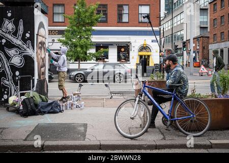 Manchester, Regno Unito. 03 giugno 2020. Con un piccolo gruppo di spettatori, l'artista di strada Akse P19, mette i tocchi finali al suo murale di George Floyd. Credit: SOPA Images Limited/Alamy Live News Foto Stock