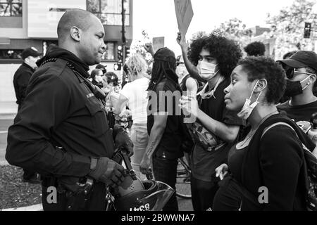 Oakland, California. 2 Giugno 2020. Un protestore incinta parla in sincerità con un ufficiale della polizia di Oakland vicino al Dipartimento della polizia di Oakland a Oakland, California, il 2 giugno 2020 dopo la morte di George Floyd. Credit: Chris Tuite/spazio immagini/Media Punch/Alamy Live News Foto Stock