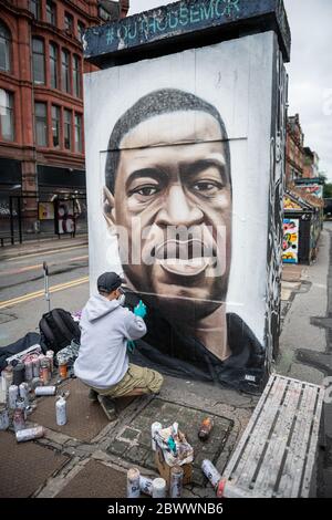 Manchester, Regno Unito. 03 giugno 2020. L'artista di strada Akse P19, mette i tocchi finali al suo murale di George Floyd. Credit: SOPA Images Limited/Alamy Live News Foto Stock