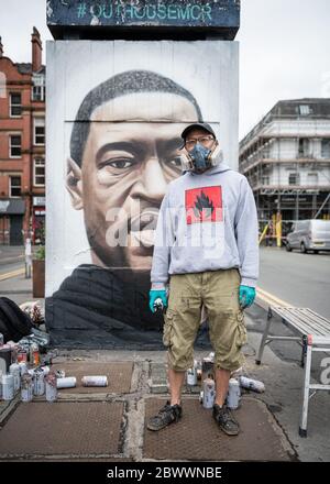 Manchester, Regno Unito. 03 giugno 2020. Un ritratto dell'artista di strada, Akse P19, dopo aver appena completato il murale di George Floyd. Credit: SOPA Images Limited/Alamy Live News Foto Stock