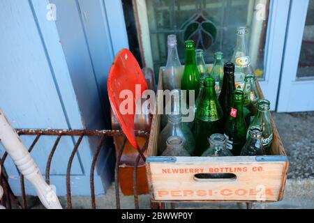 SEOUL, COREA DEL SUD - 24 DICEMBRE 2018: Vecchie bottiglie di bibite vuote di fronte a un negozio di antiquariato in via Itaewon, dove si trova un famoso negozio di antiquariato Foto Stock