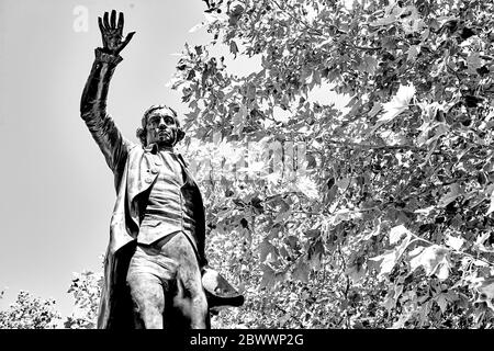 Statua della statua di Edmund Burke vicino al porto di Bristol, Inghilterra, Regno Unito Foto Stock