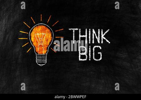 Pensate alla Big e alla Light Bulb nello stile di disegno di Chalk su Black Grunge Chalkboard background, utilizzando per il concetto di Business. Foto Stock