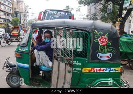 Dhaka, Dhaka, Bangladesh. 3 Giugno 2020. Un conducente CNG in attesa di passeggeri durante l'epidemia COVID-19 indossando una maschera come precauzione per essere al sicuro da COVID-19. Credit: Md. Rakibul Hasan/ZUMA Wire/Alamy Live News Foto Stock