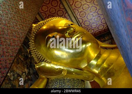 Immagine di Buddha sdraiato antico all'interno di Wat Pho. Wat Pho Temple, famoso tempio e punto di riferimento storico di Bangkok, Thailandia. Foto Stock