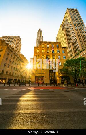 Il sole tramonta tra gli alti edifici del Rockefeller Center durante la quarantena per il COVID-19 a New York NY USA il Memorial Day del 25 2020 maggio. Foto Stock