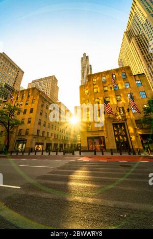 Il sole tramonta tra gli alti edifici del Rockefeller Center durante la quarantena per il COVID-19 a New York NY USA il Memorial Day del 25 2020 maggio. Foto Stock