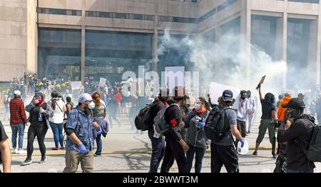 Il gas lacrimogeno riempie l'aria di fronte al Cleveland Justice Center, dove i dimostranti contro l'uccisione di George Floyd si sono riuniti per dimostrare. Migliaia di manifestanti sono scesi sul Cleveland Justice Center, sede della Cleveland Police Headquarters, nel centro di Cleveland, Ohio, USA, dove la polizia ha utilizzato gas lacrimogeni e spray al pepe per cercare di controllare la folla. Il centro di Cleveland era pieno di manifestanti e, man mano che il giorno progrediva, lo stesso fece per saccheggiare, vandalismo e illegalità. Foto Stock