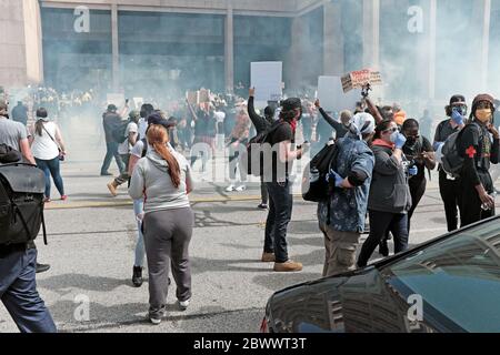 Cleveland, Ohio, Stati Uniti. 20 maggio 2020. Il caos si sussegue dopo una marcia pacifica della materia nera delle vite attraverso Cleveland, Ohio, Stati Uniti. Migliaia di manifestanti contro gli abusi commessi dalla polizia contro i neri negli Stati Uniti hanno marciato verso il Justice Center su Lakeside Avenue, dove l'incontro pacifico è diventato violento con gas lacrimogeni, sostanze chimiche e proiettili in plastica sono stati usati contro di loro dalla polizia di Cleveland. Il Centro di Giustizia, sede della polizia di Cleveland, era un obiettivo primario dei manifestanti prima di diffondere la loro ira in tutto il centro, dove gli imprenditori sono stati saccheggiati e vandalizzati, con il risultato di un coprifuoco di sei giorni. Foto Stock