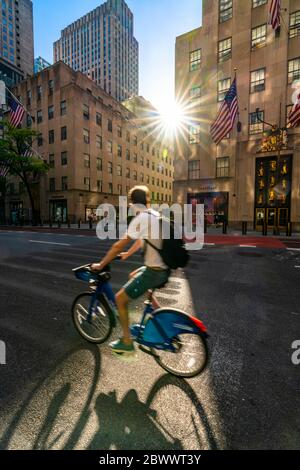 Il sole tramonta tra gli alti edifici del Rockefeller Center durante la quarantena per il COVID-19 a New York NY USA il Memorial Day del 25 2020 maggio. Foto Stock