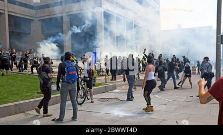 Il gas lacrimogeno riempie l'aria di fronte al Cleveland Justice Center, dove i dimostranti contro l'uccisione di George Floyd si sono riuniti per dimostrare. Migliaia di manifestanti sono scesi sul Cleveland Justice Center, sede della Cleveland Police Headquarters, nel centro di Cleveland, Ohio, USA, dove la polizia ha utilizzato gas lacrimogeni e spray al pepe per cercare di controllare la folla. Il centro di Cleveland era pieno di manifestanti e, man mano che il giorno progrediva, lo stesso fece per saccheggiare, vandalismo e illegalità. Foto Stock