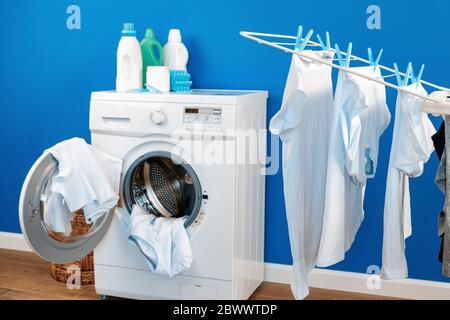 Lavanderia interna con lavatrice e asciugatrice vicino alle pareti Foto Stock