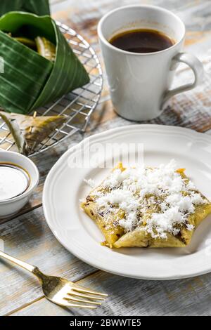 Torta lupi, uno spuntino tradizionale indonesiano a base di riso appiccicoso. Servito con cocco grattugiato e zucchero di canna. Foto Stock