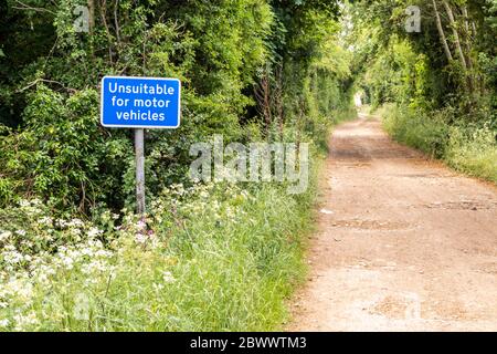 Ryknild Street o Icknield Street (localmente Condicote Lane) una strada romana appena a sud del villaggio di Cotswold di Condicote, Gloucestershire UK Foto Stock