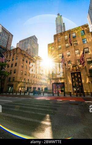 Il sole tramonta tra gli alti edifici del Rockefeller Center durante la quarantena per il COVID-19 a New York NY USA il Memorial Day del 25 2020 maggio. Foto Stock