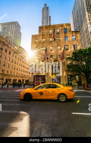 Il sole tramonta tra gli alti edifici del Rockefeller Center durante la quarantena per il COVID-19 a New York NY USA il Memorial Day del 25 2020 maggio. Foto Stock