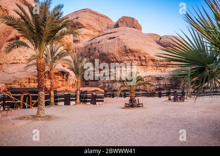 Un campeggio beduino turistico nel deserto Giordano a Wadi Rum vicino a Petra. Foto Stock
