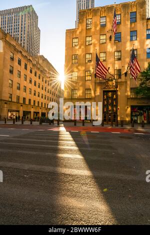 Il sole tramonta tra gli alti edifici del Rockefeller Center durante la quarantena per il COVID-19 a New York NY USA il Memorial Day del 25 2020 maggio. Foto Stock