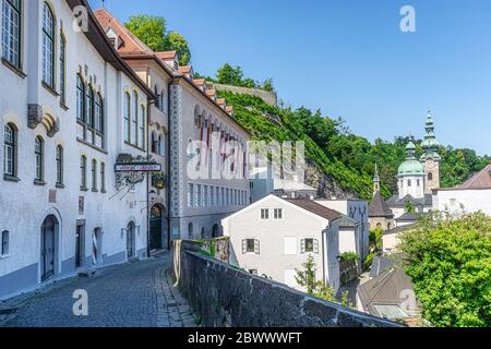 La stretta via Festungsgasse che conduce alla fortezza di Hohensalzburg Foto Stock