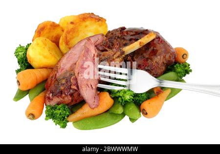 Cotti lentamente gammon cotti con salsa di acero caramellato e patate arrosto, carote, broccoli e piselli a bottoncino di zucchero Foto Stock