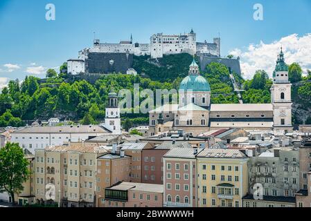 Vista sulla città vecchia di Salisburgo con la Fortezza Hohensalzburg da Kapuzinerberg Foto Stock