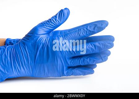 Guanti monouso in lattice blu per le mani su fondo bianco. Foto Stock