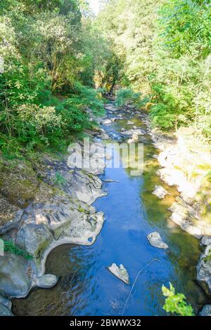 Fiume Barbadún, passando attraverso la fabbrica di ferri la Olla a Galdames Foto Stock