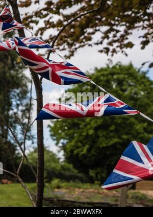 Union Jack Bandiera Bunting che batte nel vento Foto Stock